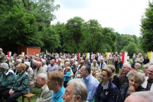 ...am gut besuchten Waldaltar